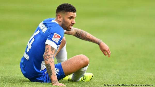 القوة والأداء مقابل الصحة النفسية في عالم كرة القدم